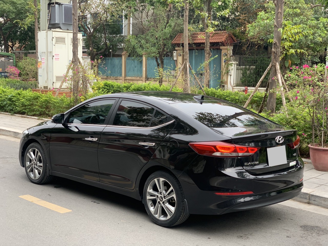 Đánh giá Hyundai Elantra GLS 18 AT giá 756 triệu đồng